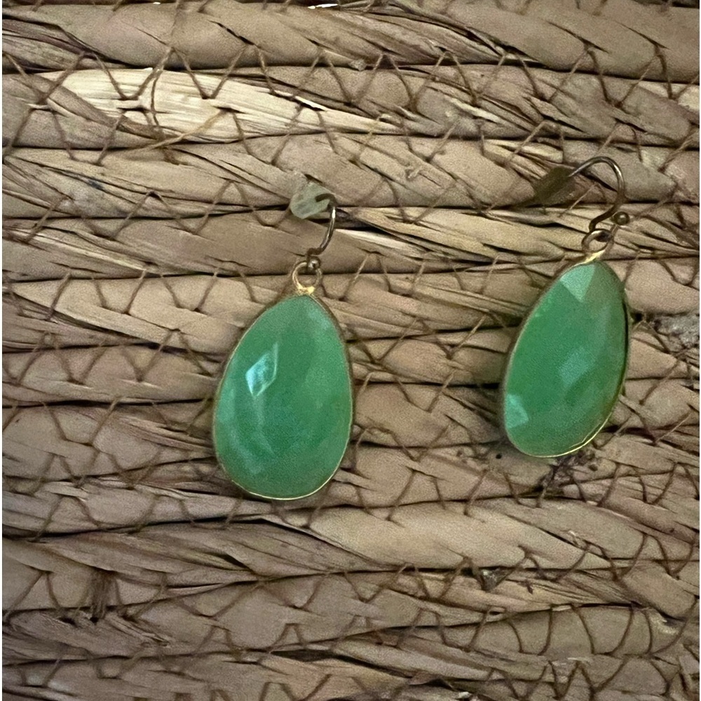 Green teardrop faceted dangle earrings vintage style - Picture 4 of 5